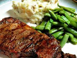 Steak with green beans and mashed potatoes